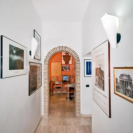 Frühstückspension Domusamor Colosseo 4*